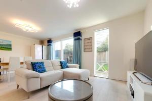 Pass the Keys 53 Austin Drive · Modern Townhouse near Addenbrookes Own Parking
