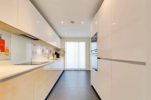 Pass the Keys 53 Austin Drive · Modern Townhouse near Addenbrookes Own Parking