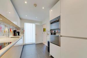 Pass the Keys 53 Austin Drive · Modern Townhouse near Addenbrookes Own Parking