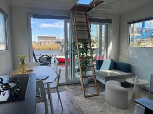 Tiny lake houses near the beach and centre by Weltevreden Experience