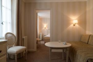 Hotels The Originals Boutique, Hostellerie des Trois Pigeons, Paray-le-Monial (Inter-Hotel) : photos des chambres