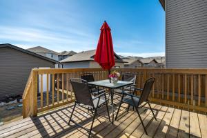 Sleeps 12, 2 living rooms, king bed, near Henday