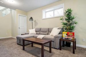 Sleeps 12, 2 living rooms, king bed, near Henday