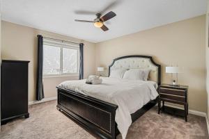 Sleeps 12, 2 living rooms, king bed, near Henday