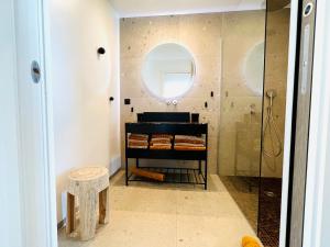 Appartements Appartement T3 lumineux traversant totalement neuf en face de la plage Front de mer vue sur les iles Vue mer panoramique assuree Residence de la plage centre ville du Lavandou 3eme etage avec ascenseur Appartement T3 : photos des chambres