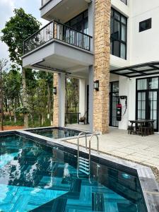 Valentina Castle - Melorita Hòa Lạc