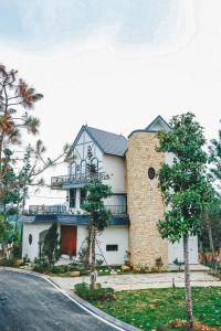 Valentina Castle - Melorita Hòa Lạc