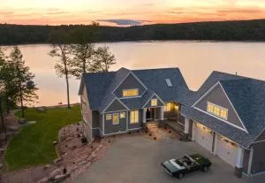 Lakeside Lodge with Studio Apartment - Mountain Dale