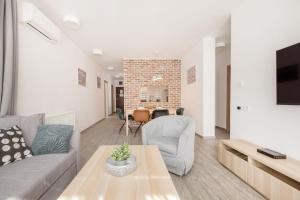 Bright Top Floor Home with Parking