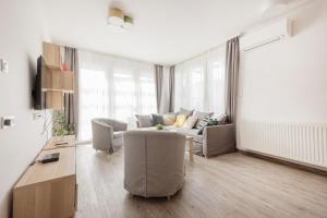 Bright Top Floor Home with Parking