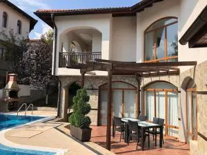 STUNNING VILLA with PRIVATE POOL - Lŭka