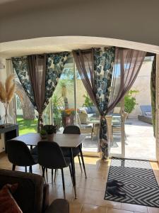 Appartements Logement cosy avec piscine ,parking et jardin : photos des chambres