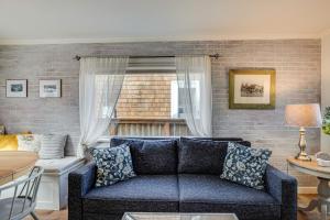 Quaint Sur La Mer Cottage with Deck, Fire Pit