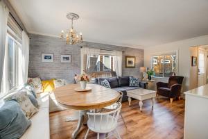 Quaint Sur La Mer Cottage with Deck, Fire Pit