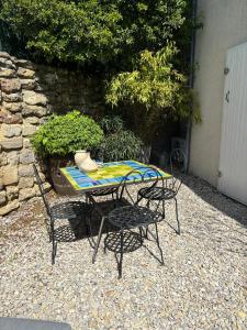 B&B / Chambres d'hotes un petit coin de paradis avec piscine et parking : photos des chambres
