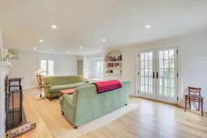 Charming Greenwich Escape Near Wooded Trails! - 格林威治