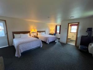 Deluxe Queen Room with Two Queen Beds room in Bay Motel