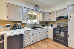 Cozy DuBois Home with Deck about 8 Mi to Treasure Lake!