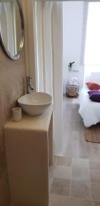 Maisons d'hotes Mas Notre-Dame, Jardin petit paradis, literie haut de gamme : Petite Chambre Double
