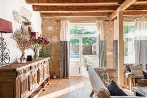 Villa Estelle, Timeless Design in Ancient Stone