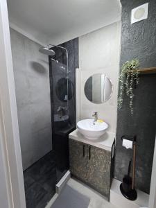 Old Riga over the river, Free parking, up to 4ppl. Self Check-inout