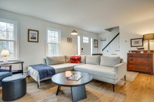 1 Mi to Sand! Mid-Cape Chatham w Furnished Deck