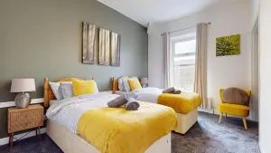 Modernised 3-bedroom Blackburn townhouse sleeps 6 - Clayton le Moors