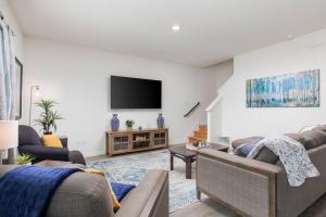 Modern Large Home with large yard near TCU & Stockyard