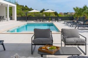 Villa Carmen with 5 en-suite bedrooms, 48 sqm pool, 8km from sea