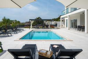 Villa Carmen with 5 en-suite bedrooms, 48 sqm pool, 8km from sea