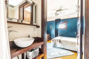 Charming Room in Historic BnB with Parking - Rm 5