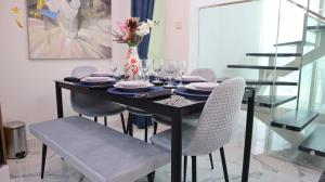 Masdar 2BR Duplex - Chic Stylish Stay