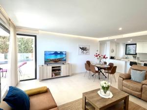 Modern 3 Bedroom Apartment 300 meters to the Beach