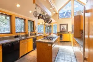 Luxury Warm Springs Creekfront Home - Stanley