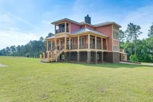 7 Mi to Downtown Fitzgerald Spacious Home with Deck - Fitzgerald