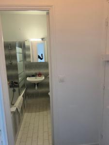 Studio très lumineux et équipée en pleine avenue !