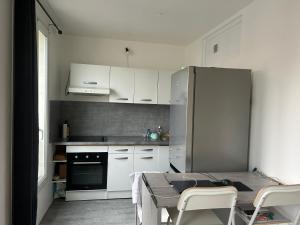 Studio très lumineux et équipée en pleine avenue !