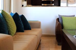 Pinnacle Resort-Style Condo - Luxurious Balcony