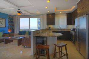 Pinnacle Resort-Style Condo - Luxurious Balcony