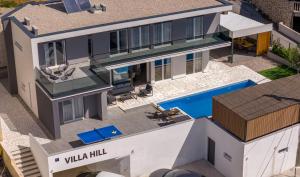 Villa Hill with private 32sqm heated pool and hydro-massage, 4 en-suite bedrooms, 200m from the sand 