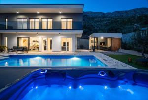 Villa Hill with private 32sqm heated pool and hydro-massage, 4 en-suite bedrooms, 200m from the sand