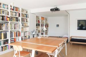 Spacious cocoon with a terrace view on the canal