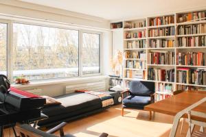 Spacious cocoon with a terrace view on the canal