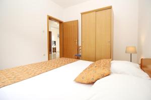 Apartments with parking space Baska, Krk - 18804