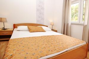 Apartments with parking space Baska, Krk - 18804