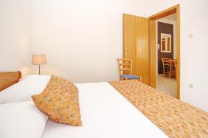 Apartments with parking space Baska, Krk - 18804