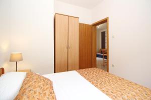 Apartments with parking space Baska, Krk - 18804