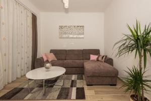 Apartments with parking space Makarska - 23020