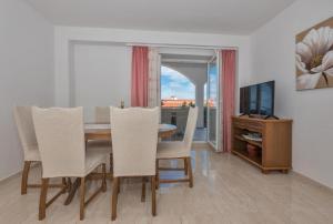 Apartments with parking space Makarska - 23020