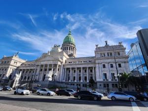 Estudio luminoso con balcón cerca de UADE y Favaloro